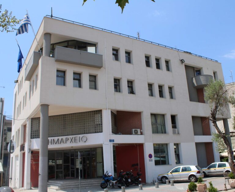 Αποκάλυψη: Πόσα χρήματα μετέφερε ο Δήμος στην τράπεζα των δύο πολυτελών αυτοκινήτων