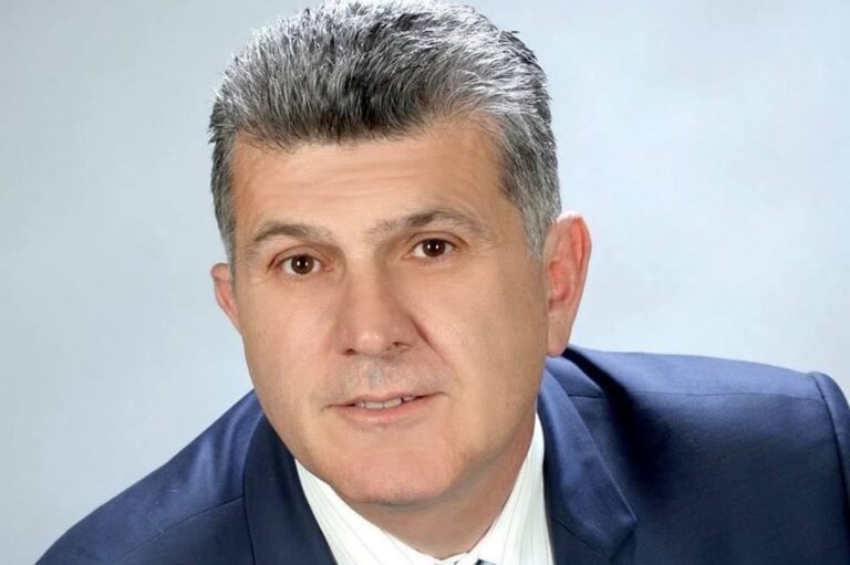 Αλεξανδρίδης: «Εύχομαι από καρδιάς σε όλες και σε όλους υγεία και οικογενειακή γαλήνη»