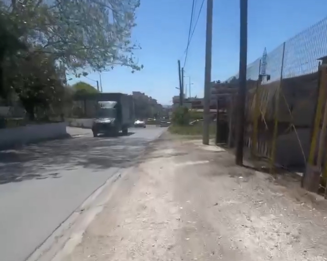 Αδιανόητες και επικίνδυνες συνθήκες για τους πεζούς άνωθεν Περιφερειακού Ευόσμου